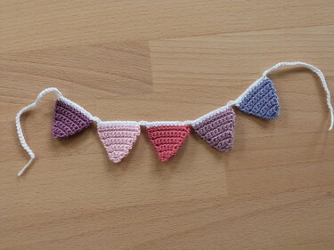 Häkelanleitung für eine einfache Wimpelgirlande in vielen Größen