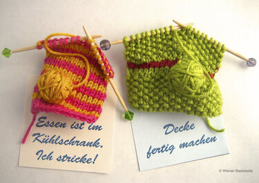 Nahaufnahme zweier farbiger Strickproben mit Garn und Notizzetteln