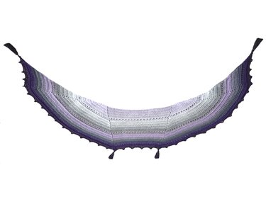 Halbrundes gehäkeltes Tuch in Violett- und Grautönen mit Spitzenkante und Quasten