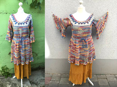 Bunt gestreiftes Häkelkleid mit ausgestellten 3/4-Ärmeln und Taillentunnelzug auf einer Schaufensterpuppe