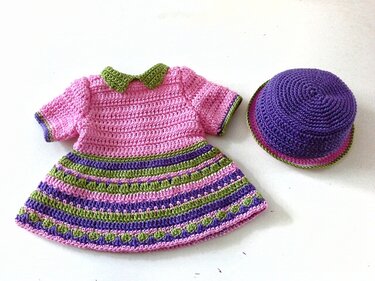 Gehäkeltes rosa-grün-lila Puppenkleid mit passendem Hut