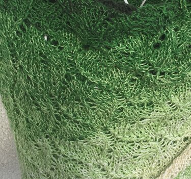 Gestrickter Stoff in Grüntönen mit Farbverlauf und Lochmuster