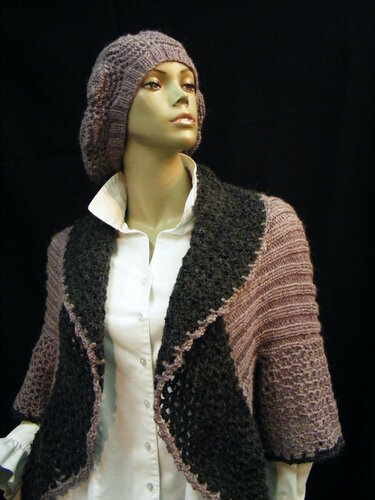 Schaufensterpuppe trägt zweifarbigen gestrickten Bolero mit Kontrastkragen und passende Mütze