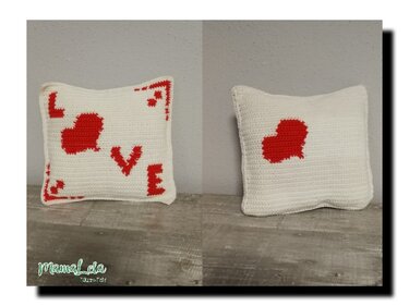 Zwei Ansichten eines gehäkelten Kissens in Weiß mit roten Motiven: Vorderseite mit LOVE-Schriftzug und Herz, Rückseite mit einzelnem Herz