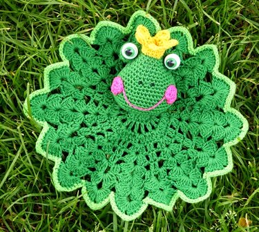 Grünes gehäkeltes Babyschmusetuch in Form eines Frosches mit gelber Krone