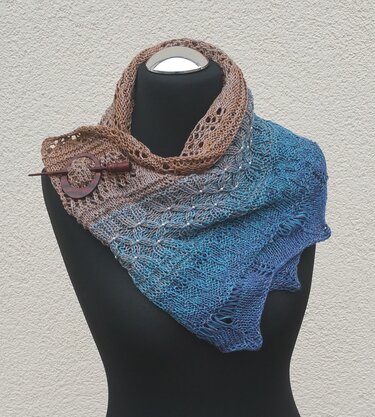 Gestrickter Loop in Braun- und Blautönen mit Lacemuster, Perlen und Schalnadel auf schwarzer Büste