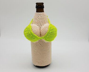 Kostenlose Häkelanleitung für einen Bierflaschenanzug