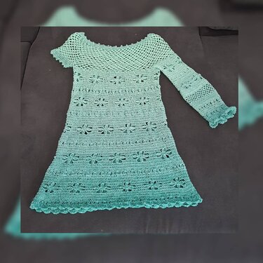 Detailansicht gehäkeltes Kleid mit Netzoberteil, Blütenreihen und gezacktem Saum