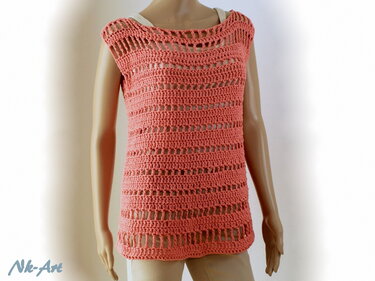 Korallenfarbenes gehäkeltes ärmelloses Top mit horizontalen Lochstreifen auf Mannequin