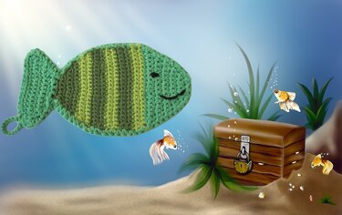 Gehäkelter grüner Fisch-Topflappen mit Streifen, aufgesticktem Gesicht und Aufhängeschlaufe