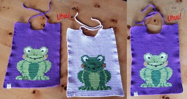 Drei gehäkelte Lätzchen mit Froschmotiv: zwei lila mit hellgrünem Frosch, eines hellviolett mit dunkelgrünem Frosch; alle mit Bindebändern.