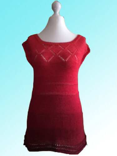 Rotes Damen-Strickshirt mit kurzen Ärmeln und Rautenmuster am Ausschnitt auf einer Schneiderpuppe