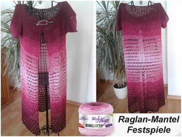 Langer gehäkelter Raglan‑Mantel mit kurzem Ärmel und Farbverlauf von Bordeaux zu Rosé, offene Vorderseite, Lochmuster, hängend