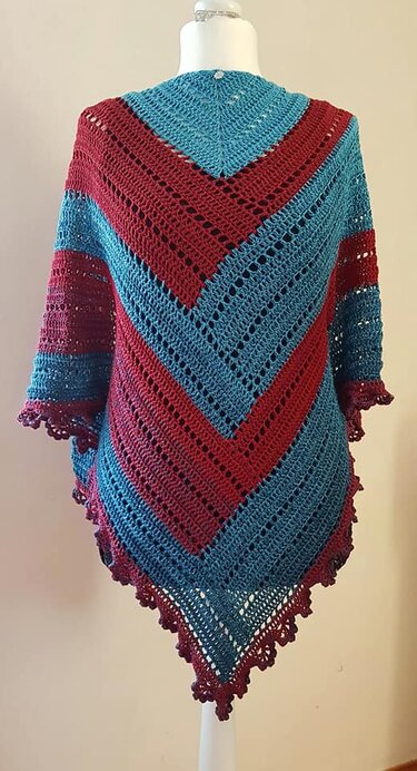 Gehäkeltes Dreieckstuch in Türkis und Bordeaux mit Ajourmuster und Muschelborte an Schaufensterpuppe