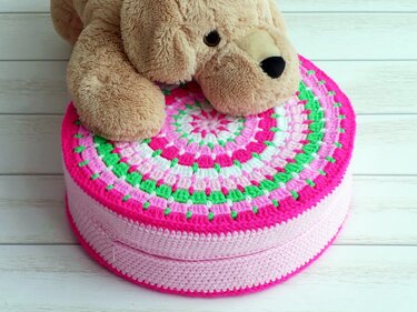 Gratis Häkelanleitung: Buntes Sitzkissen für Kinder