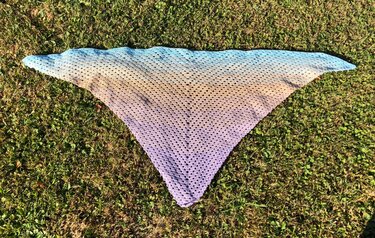 Gehäkeltes Dreieckstuch mit Farbverlauf auf Gras