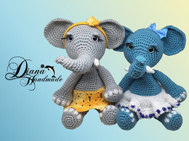 Zwei gehäkelte Amigurumi-Elefanten, grau mit gelbem Rock und Haarband, blau mit weißem perlenbesetztem Rock und Schleife