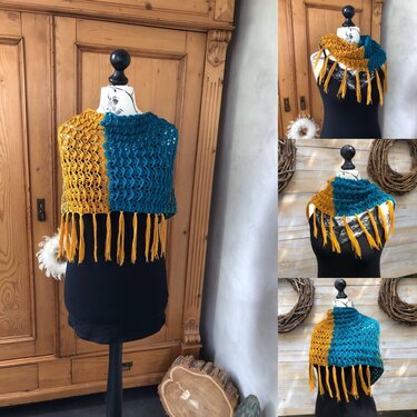 Zweifarbiger gehäkelter Schal in Senfgelb und Petrol, als Schulterwärmer und Loop auf einer Schneiderpuppe gezeigt.