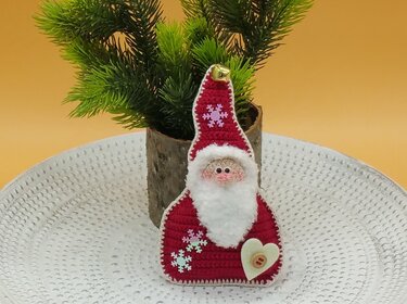 Gehäkelter Weihnachtswichtel in Rot und Weiß mit Bart, Glocke und Filzherz