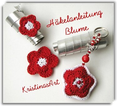 Drei gehäkelte rote und weiße Blumen: eine Applikation, eine auf einem Dekoelement und ein Schlüsselanhänger mit Perlen und Schmetterling.