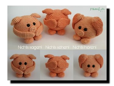 Drei beige gehäkelte Amigurumi Schweinchen in den Posen 'nichts sehen, nichts hören, nichts sagen'.