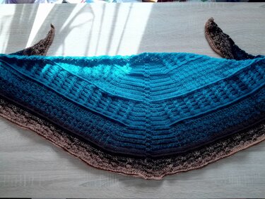 Halbrundes gehäkeltes Tuch in Türkis und Braun, flach ausgebreitet