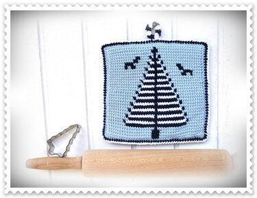 Hellblauer gehäkelter Topflappen mit gestreiftem Weihnachtsbaum, Nudelholz und Tannenbaum-Ausstecher