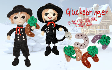 Gehäkelte Amigurumi-Schornsteinfeger mit Hufeisen und Kleeblättern vor winterlicher Landschaft