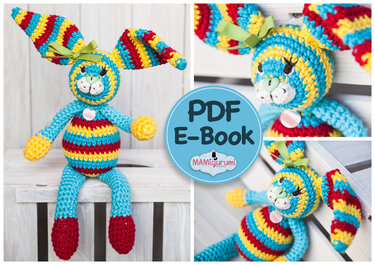 Gehäkelter gestreifter Amigurumi-Hase in Türkis, Gelb und Rot mit langen Ohren