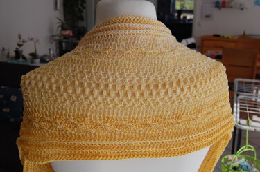 Gelber Loop auf Schneiderpuppe, Detailaufnahme verschiedener Häkelreihen zum Vergleich