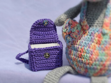 Maus Junge PRIMUS mit befüllbarem Schulranzen zum Schulanfang oder Kindergarten - Häkeln