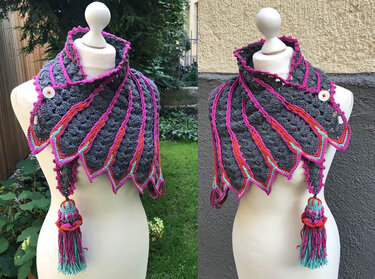 Zwei Ansichten eines gehäkelten Kragenschals mit Muschel- und Fächermuster sowie Quaste