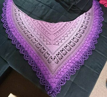 Gehäkeltes dreieckiges Tuch in Flieder und Violett mit Spitzenrand
