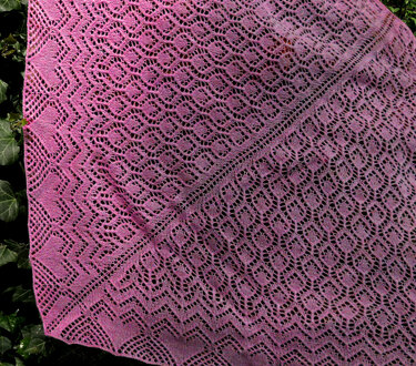 rosa gestricktes Dreieckstuch mit Rauten-Ajour und Zickzackrand