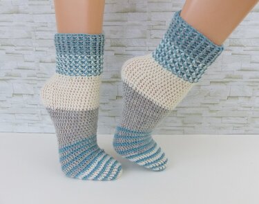 Seitliche Ansicht gehäkelter Socken mit Streifen und strukturiertem Bündchen