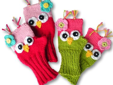 Zwei Paar gestrickte, fingerlose Kinder-Handstulpen mit Eulenmotiv in Rot-Pink und Grün-Pink