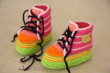 Gehäkelte Babyschuhe in Pink, Orange und Grün mit schwarzen Schnürsenkeln