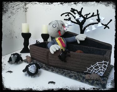 Trick or Treat - Zombie Waldemar with coffin - crochet pattern