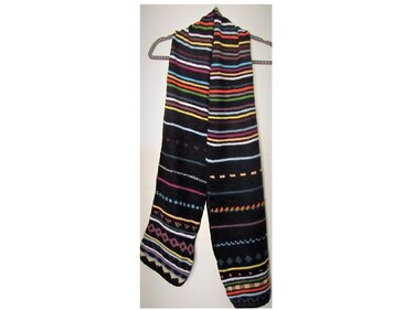 Langer gestrickter Schal schwarz mit bunten Querstreifen auf Bügel