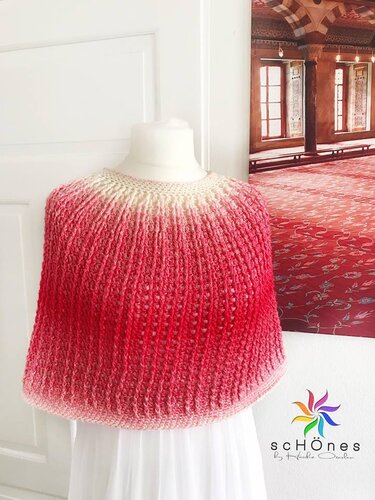 Gehäkelter Damen-Poncho in Rot‑Weiß mit gerippter Struktur auf einer Schaufensterpuppe