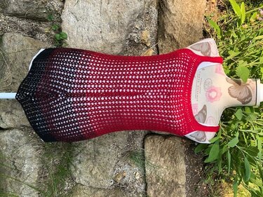 Gehäkeltes Damen-Top Rot‑Schwarz auf Schneiderpuppe