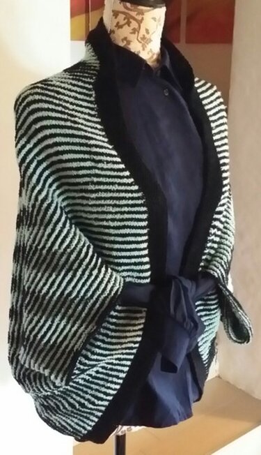 Schaufensterpuppe mit gestricktem Seelenwärmer in Schwarz und Mint, offener Front und Bindegürtel