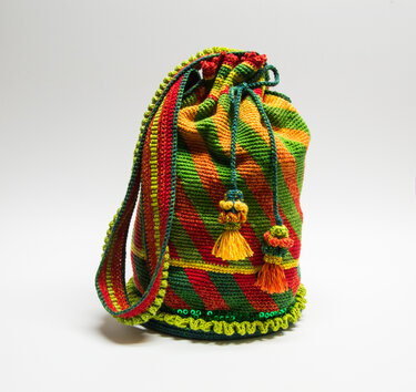 Gehäkelte Umhängetasche in Rot, Grün, Orange und Gelb mit diagonalem Streifenmuster, Kordelzug und Quasten.