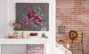Gehäkelter Wandbehang in Grau mit pixeligem Rosenmosaik