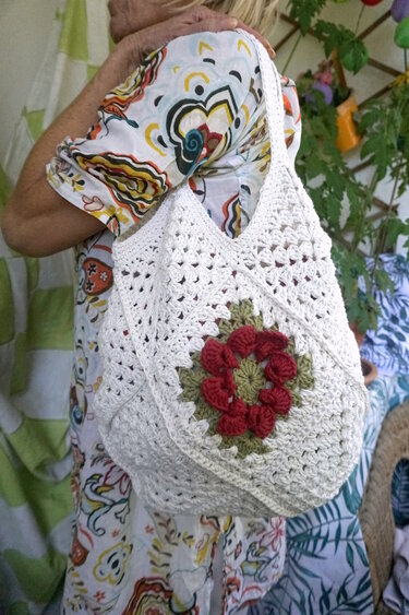 Häkelanleitung Umhängetasche, mit "3-D Rosen" Granny Square