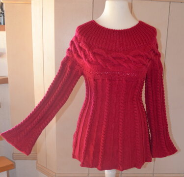 Roter gestrickter Damenpullover mit breitem Rippkragen, horizontalem und vertikalem Zopfmuster sowie ausgestellten Ärmeln