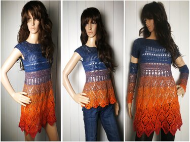 Dreiteilige Ansicht: Schaufensterpuppe trägt gehäkelte Tunika mit Ombre-Farbverlauf von Blau zu Orange; kurze Ärmel und durchbrochenes Muster sichtbar.
