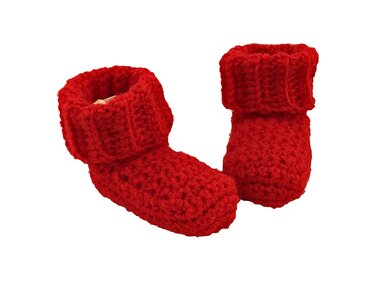 Detailaufnahme roter gehäkelter Babyschuhe mit breiter Manschette