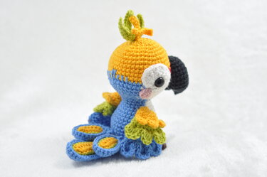 Gehäkelter Papagei Amigurumi blau-gelb mit schwarzem Schnabel