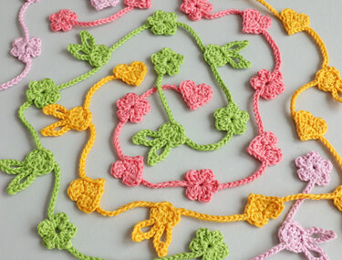 Easter Garland "Bunny, Heart and Flowers" - Crochet Pattern with Video